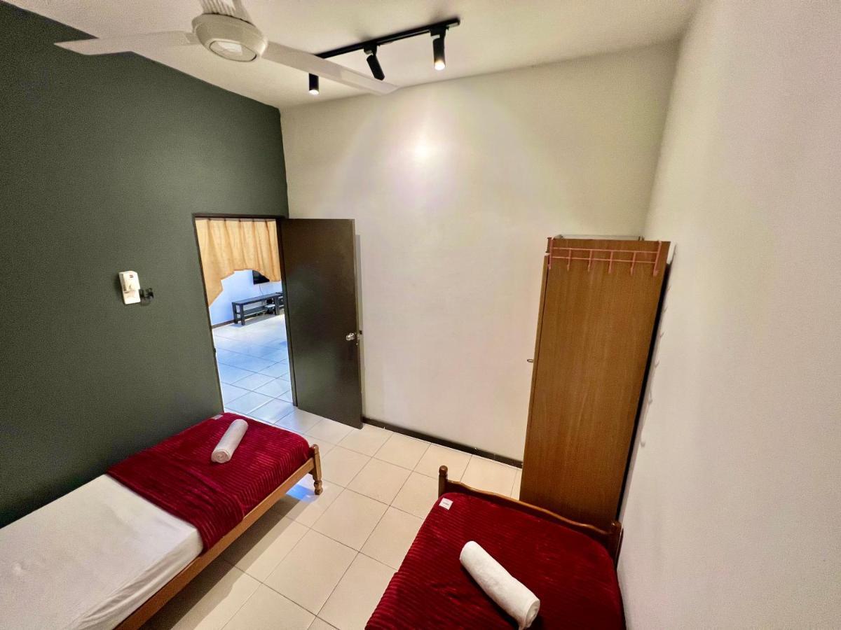 Medina Homestay Chukai Kemaman Екстер'єр фото